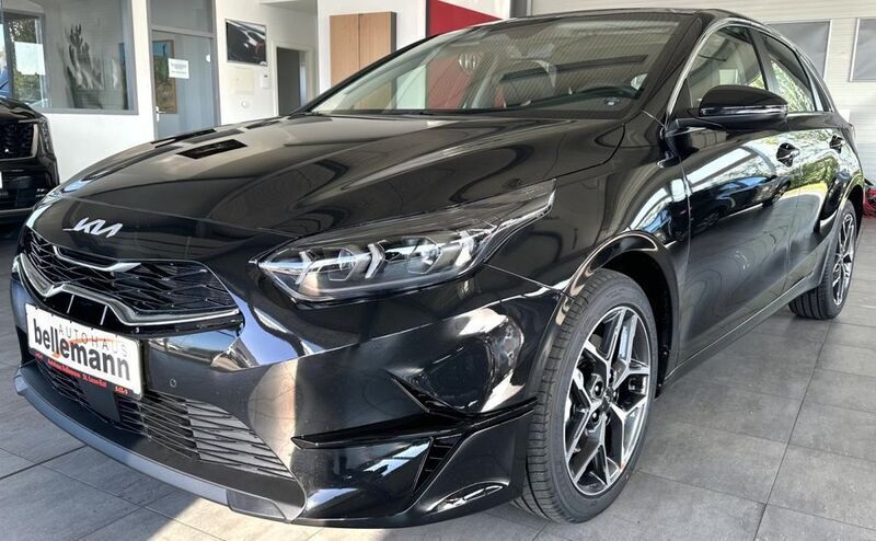 Neu Kia Ceed Spirit 140 PS (102 kW) 2025 Schwarz Kleinwagen