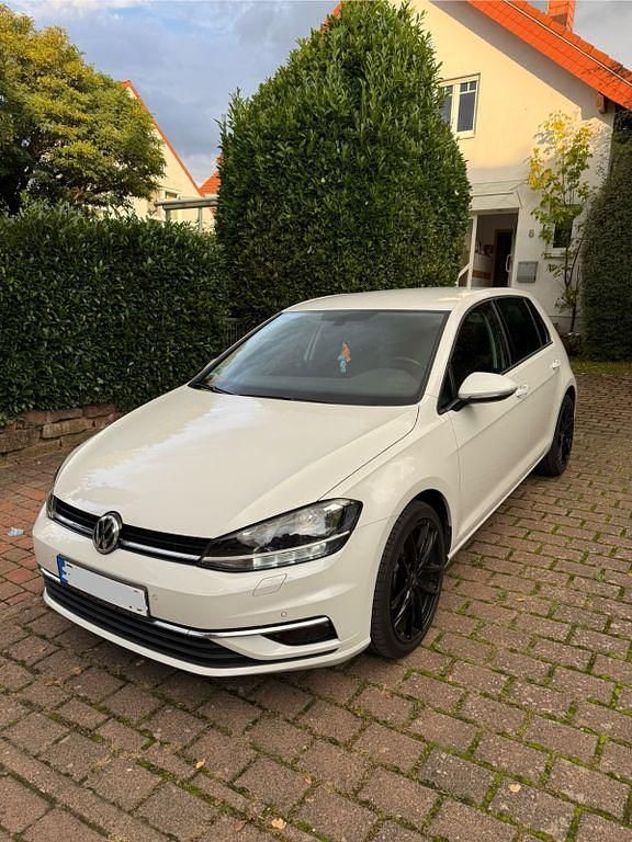 Weiß Gebraucht 2017 VW Golf VII Comfortline Limousine | 10.900 € (Guter Preis) - Bild 1/4