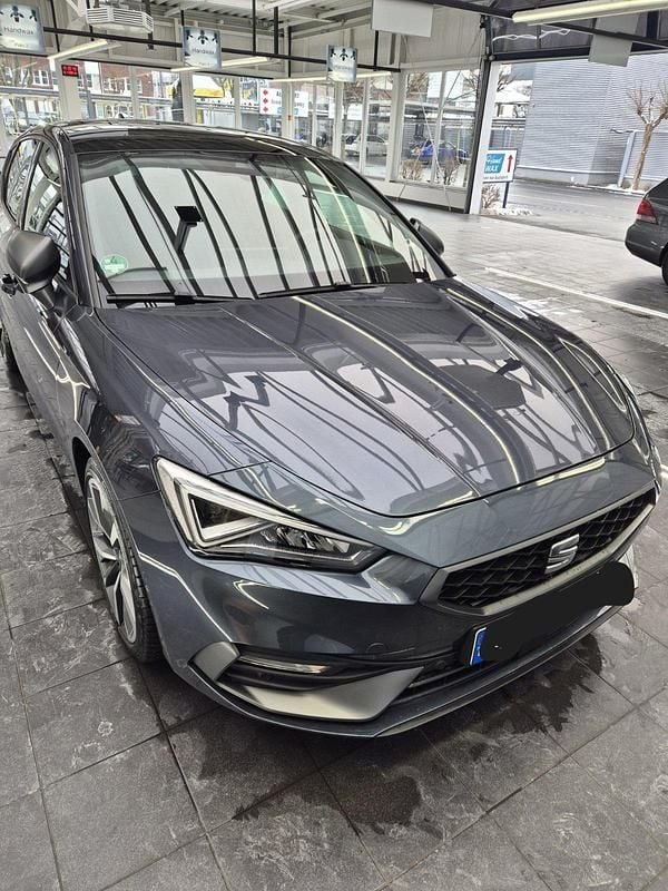 Grau Gebraucht 2021 Seat Leon FR Limousine | 22.900 € (Fairer Preis) - Bild 1/4