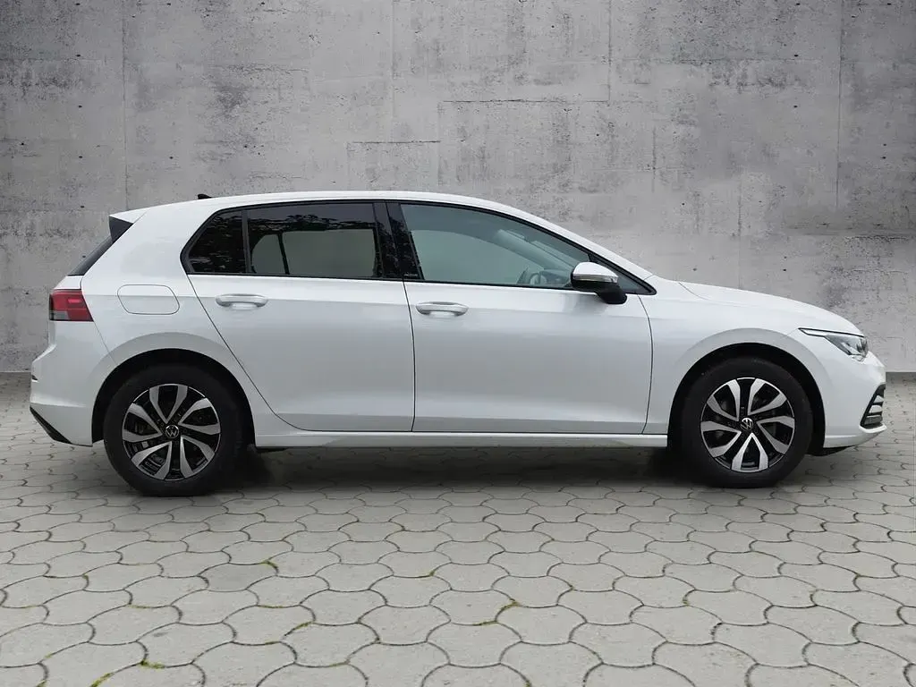 Gebraucht VW Golf VIII Active 131 PS (96 kW) 2021 Oryxweiß perlmutteffekt Limousine