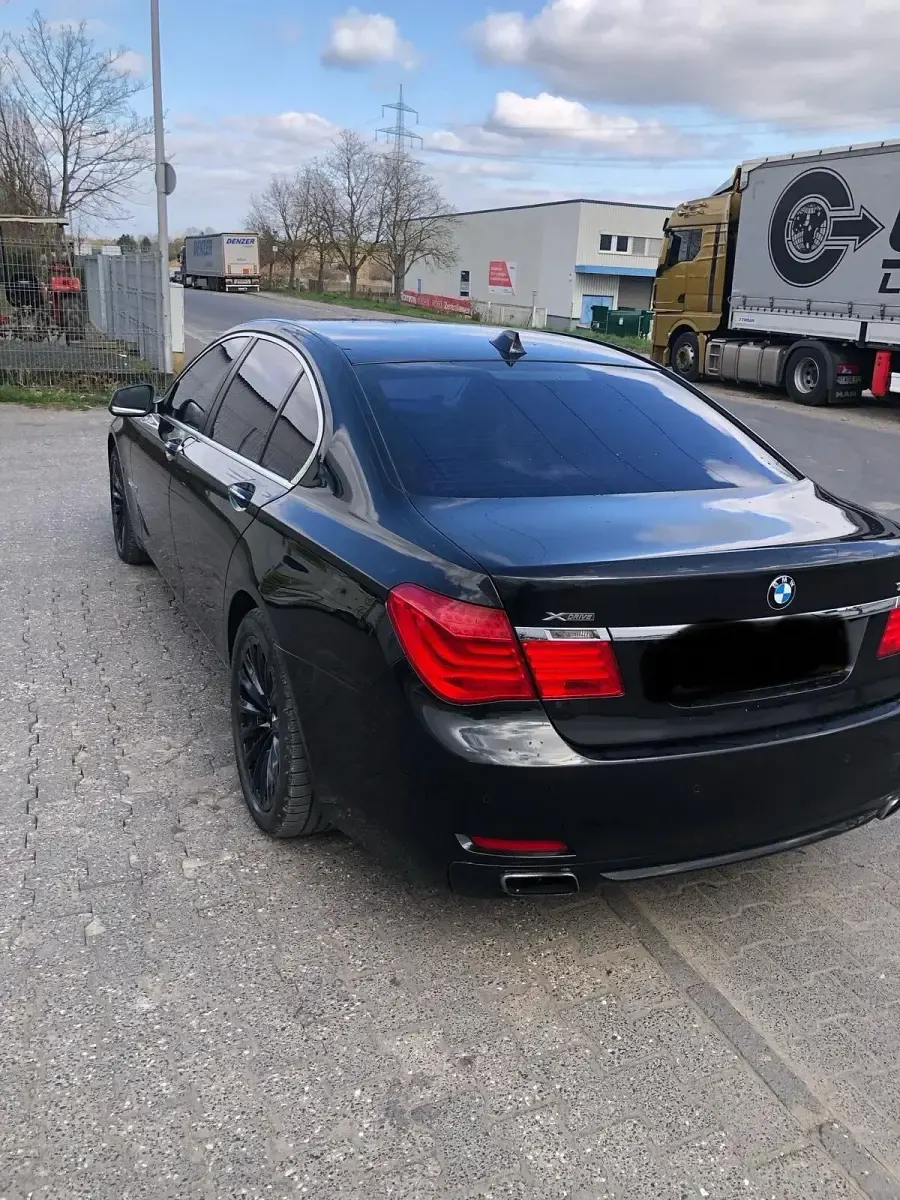 Gebraucht BMW 740 306 PS (225 kW) 2010 Schwarz Limousine