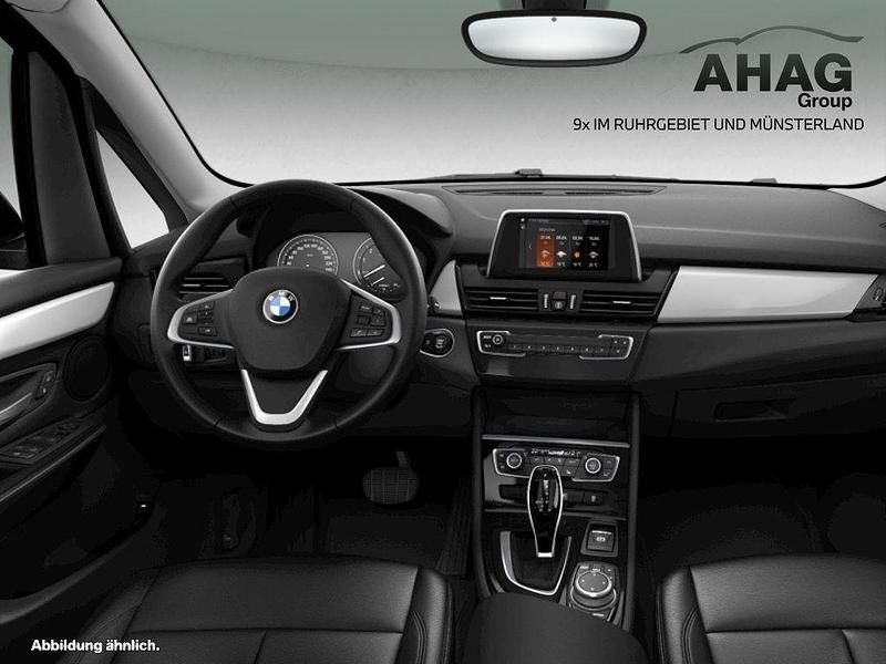 Gebraucht BMW 220 Advantage 178 PS (130 kW) 2022 Silber Van / Kleinbus