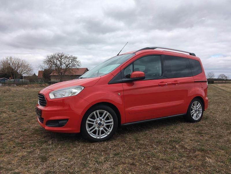 Gebraucht Ford Tourneo Courier Titanium 75 PS (55 kW) 2017 Rot Van / Kleinbus