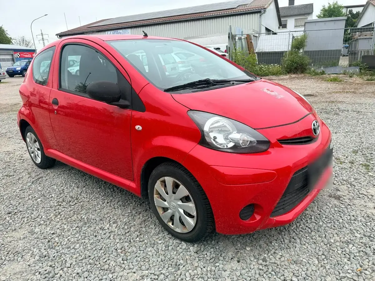 Używany Toyota Aygo 68 KM (50 kW) 2017 Czerwony Hatchback