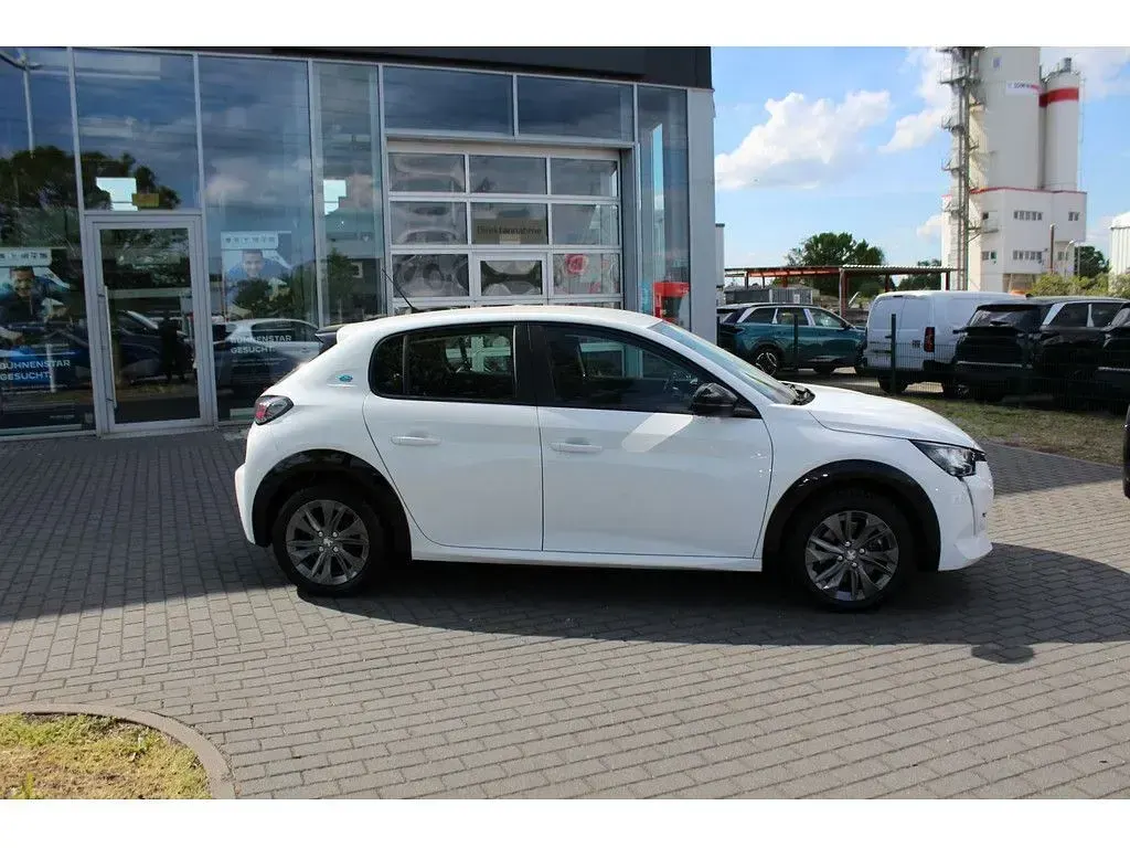 Gebraucht Peugeot e-208 Active 100 kW (136 PS) 2022 Weiss (metallic) Kleinwagen