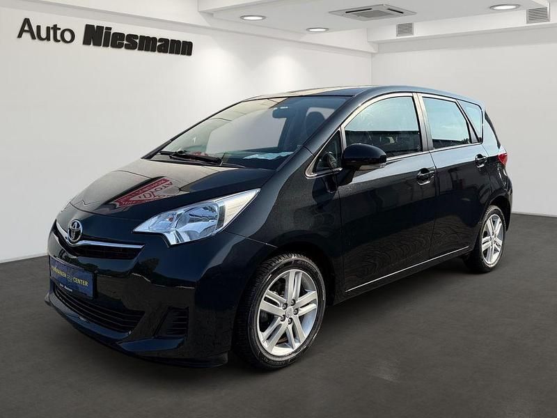 Schwarz Gebraucht 2012 Toyota Verso-S Life Van / Kleinbus | 8.240 € (Etwas zu teuer) - Bild 1/4