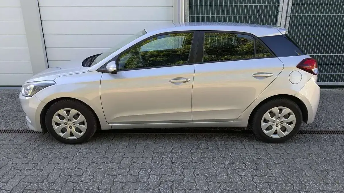 Gebraucht Hyundai i20 75 PS (55 kW) 2016 Silber/grau Limousine