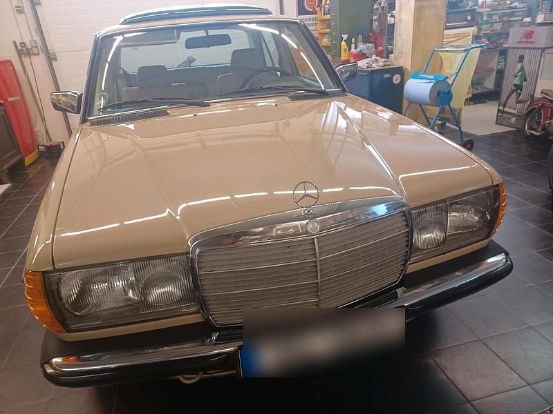 Gebraucht Mercedes 200 109 PS (80 kW) 1983 Braun Limousine