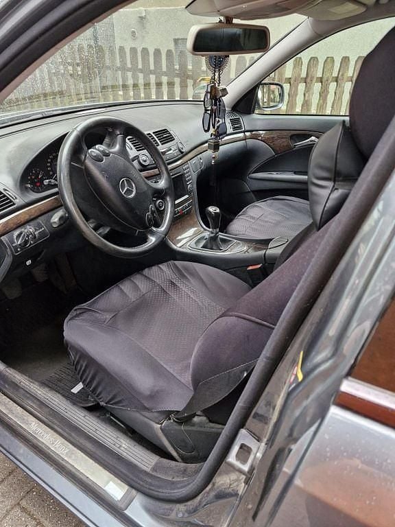 Second-hand Mercedes E200 140 CP (102 kW) 2008 Gri Berlinǎ