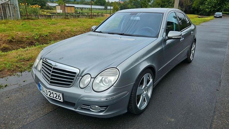 Grau Gebraucht 2007 Mercedes E320 Avantgarde Limousine | 7.400 € (Fairer Preis) - Bild 1/4