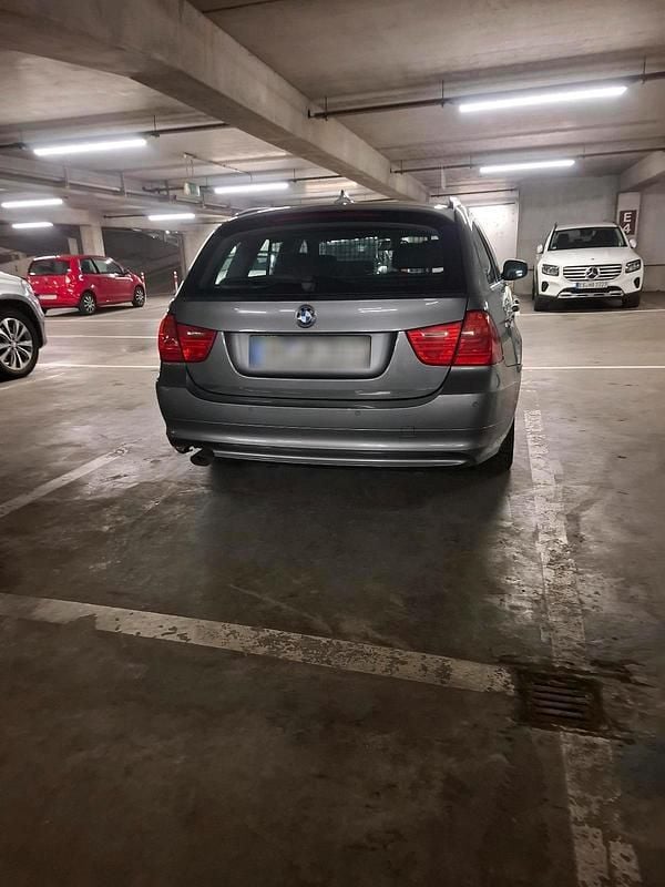 Gebraucht BMW 318 120 PS (88 kW) 2011 Grau Kombi