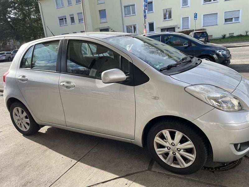Gebraucht Toyota Yaris Life 101 PS (74 kW) 2010 Silber Kleinwagen