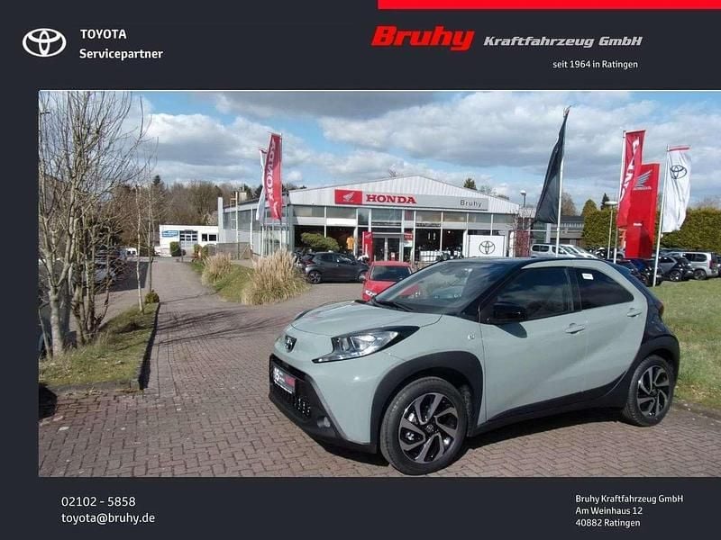 Urban khaki / night sky black Neu 2025 Toyota Aygo Kleinwagen | 18.499 € - Bild 1/3