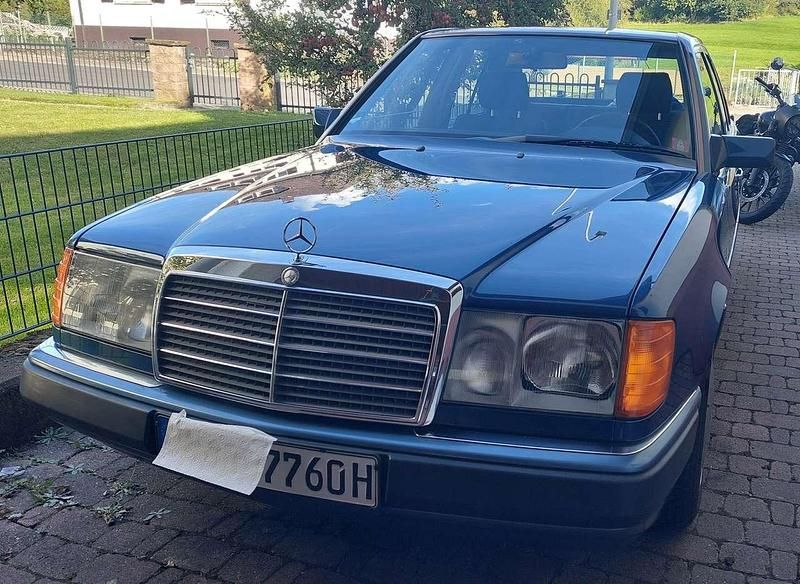 Blau Gebraucht 1990 Mercedes E230 Limousine | 12.560 € - Bild 1/4