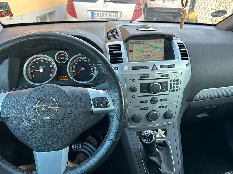 Silber Gebraucht 2006 Opel Zafira Sport Van / Kleinbus | 2.200 € (Guter Preis) - Bild 1/4