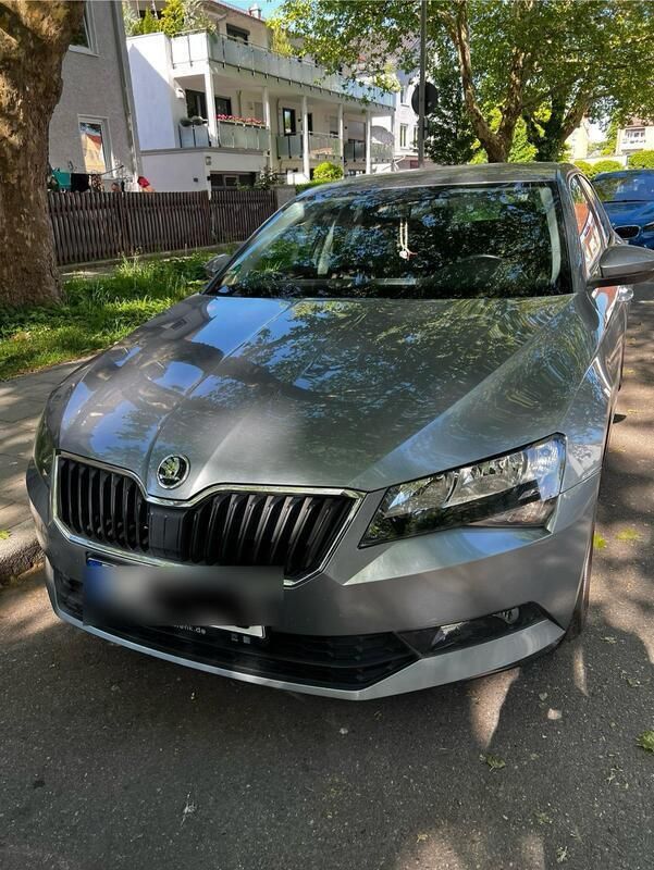 Grau Gebraucht 2017 Skoda Superb Limousine | 11.900 € (Guter Preis) - Bild 1/4