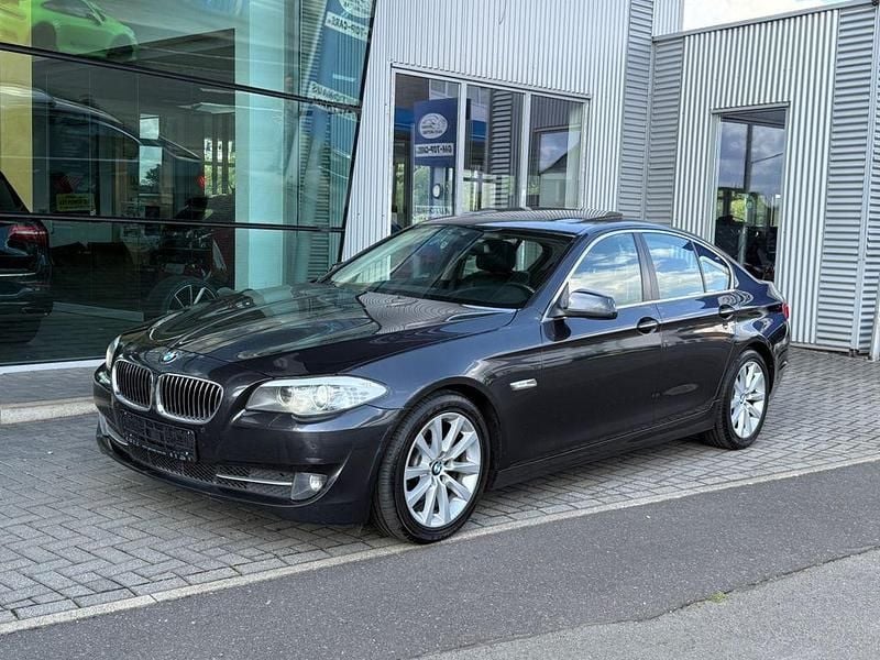 Grau Gebraucht 2011 BMW 520 Sport Line Limousine | 8.999 € (Guter Preis) - Bild 1/4
