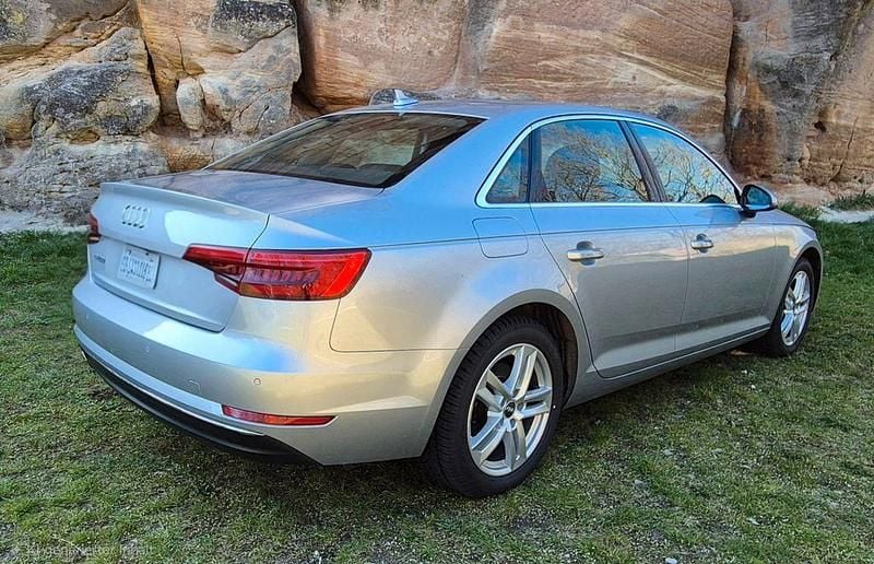 Second-hand Audi A4 218 CP (160 kW) 2016 Argintiu Berlinǎ