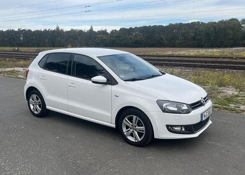 Weiß Gebraucht 2014 VW Polo Life Limousine | 5.800 € (Guter Preis) - Bild 1/4