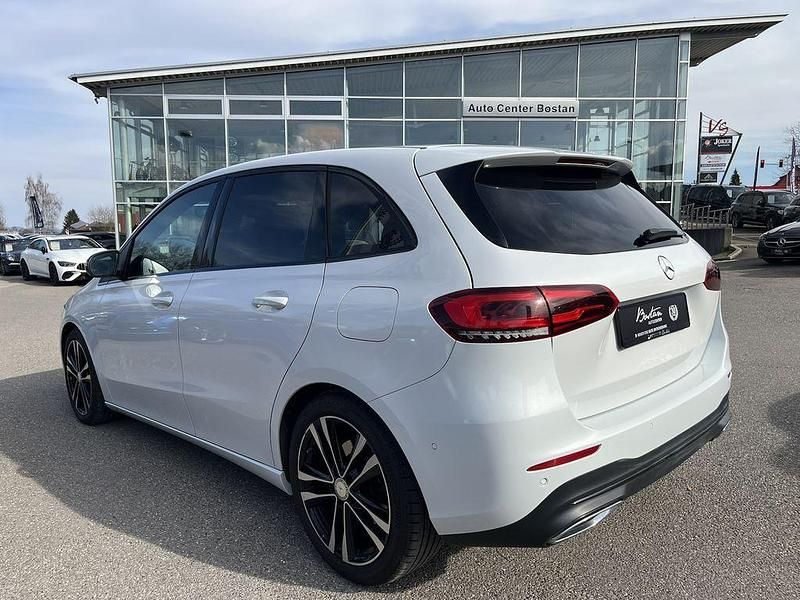 Gebraucht Mercedes B220 190 PS (139 kW) 2019 Weiß Van / Kleinbus