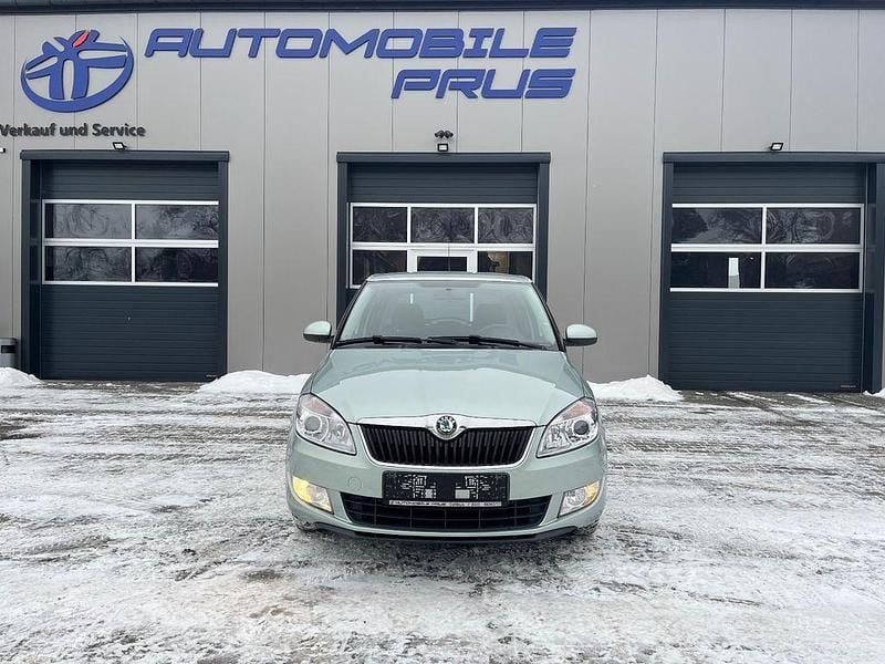 Grün Gebraucht 2010 Skoda Fabia Ambiente Limousine | 5.399 € (Etwas zu teuer) - Bild 1/4