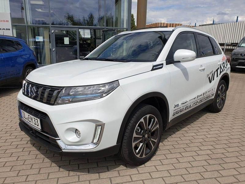 Cool white pearl metallic Gebraucht 2023 Suzuki Vitara Comfort+ SUV | 27.290 € - Bild 1/4