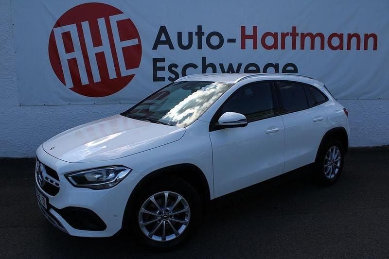 Weiss Gebraucht 2020 Mercedes GLA180 Advanced SUV | 26.980 € (Guter Preis) - Bild 1/4