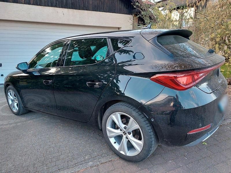 Używany Seat Leon FR 190 KM (139 kW) 2022 Czarny Sedan/Limuzyna