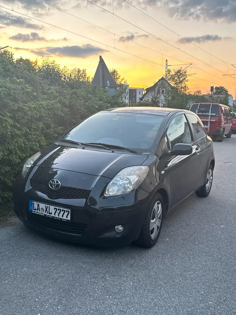 Gebraucht Toyota Yaris 99 PS (72 kW) 2011 Schwarz Kleinwagen