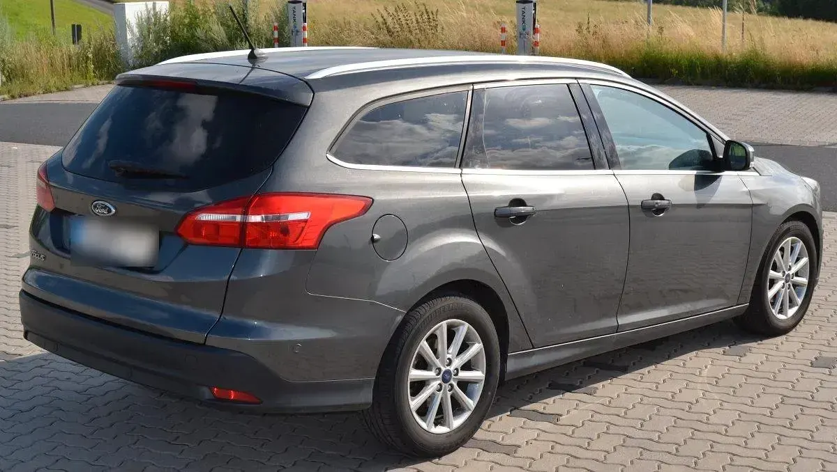 Gebraucht Ford Focus Titanium 120 PS (88 kW) 2017 Grau Kombi