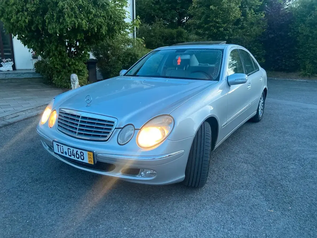 Używany Mercedes E220 150 KM (110 kW) 2002 Srebrny Sedan/Limuzyna