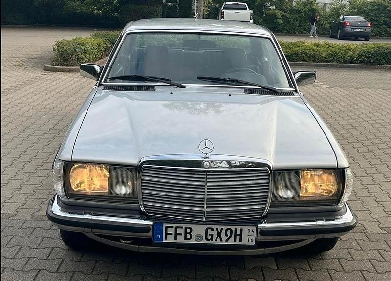 Gebraucht Mercedes 230 136 PS (100 kW) 1982 Silber Coupé