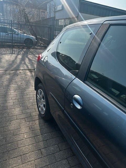 Gebraucht Peugeot 206 Basis 60 PS (44 kW) 2010 Grau Limousine