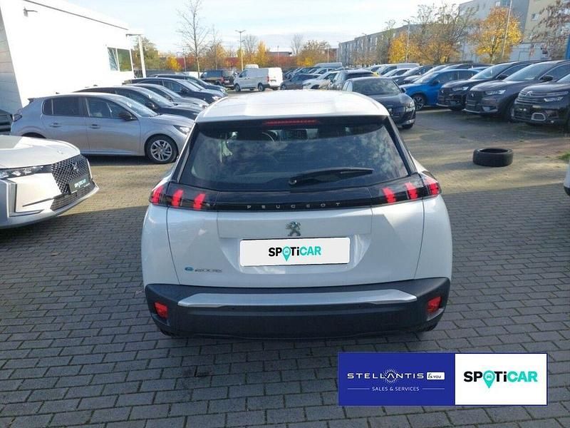 Gebraucht Peugeot e-2008 Active 100 kW (136 PS) 2021 Weiß SUV