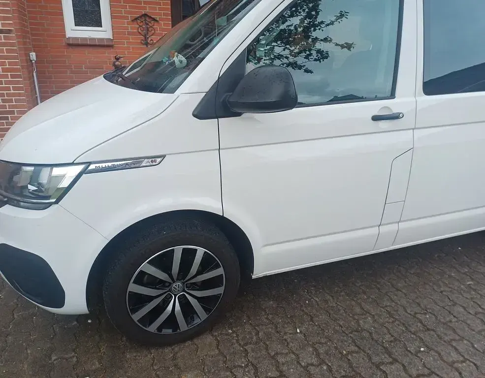 Gebraucht VW Multivan 110 PS (80 kW) 2021 Weiß Van / Kleinbus