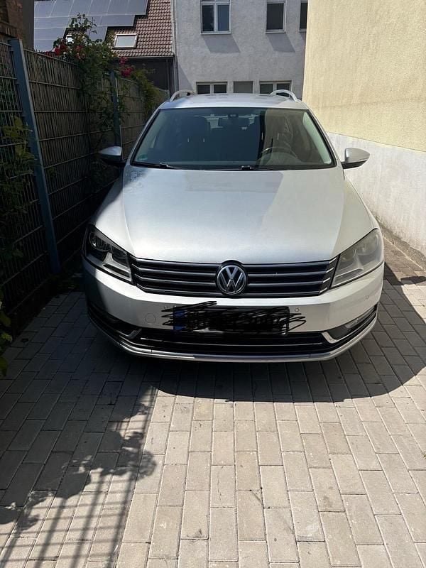 Silber Gebraucht 2014 VW Passat Kombi | 6.890 € (Fairer Preis) - Bild 1/4