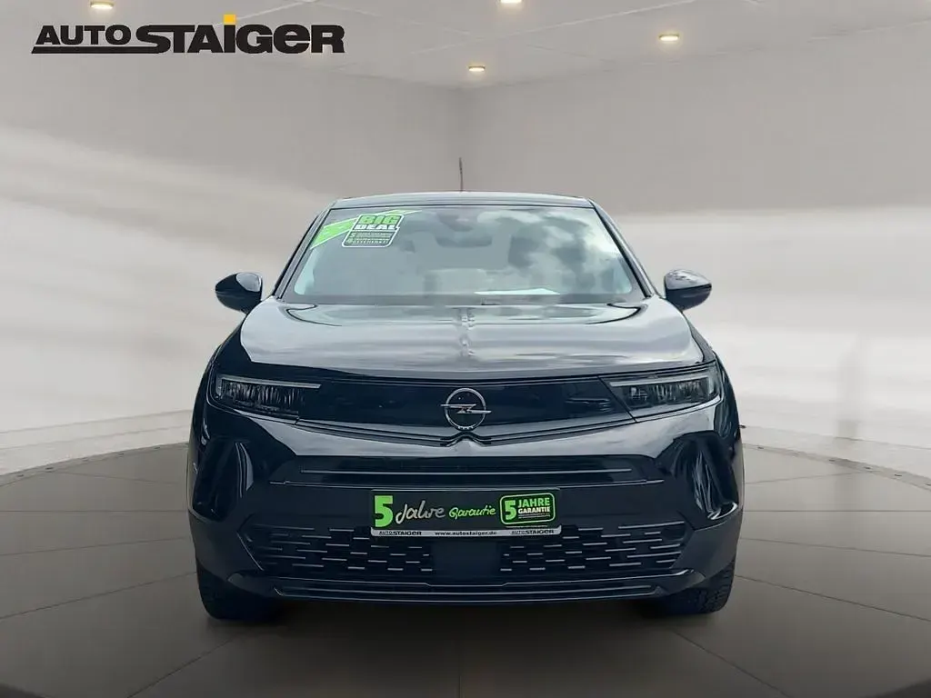 Gebraucht Opel Mokka Elegance 101 PS (74 kW) 2024 Lackierung schwarz perla nera/ SUV