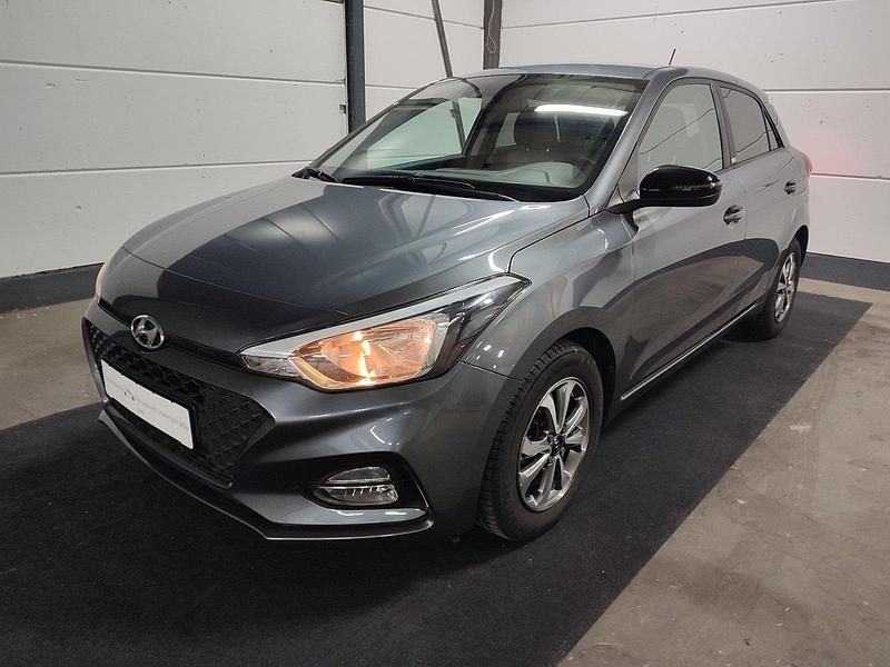 Grau Gebraucht 2020 Hyundai i20 Advantage Kleinwagen | 11.450 € (Fairer Preis) - Bild 1/4
