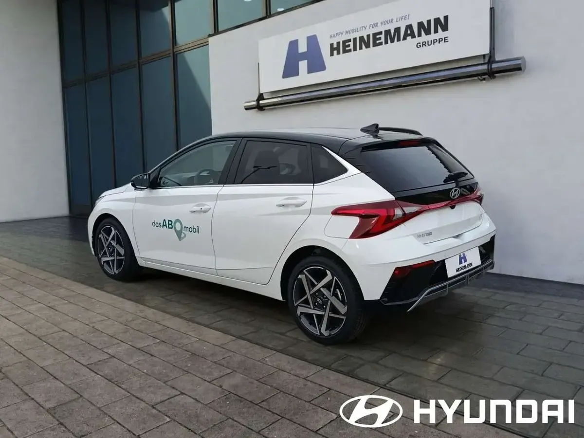 Gebraucht Hyundai i20 Prime 101 PS (74 kW) 2025 Atlas white / phantom black Kleinwagen