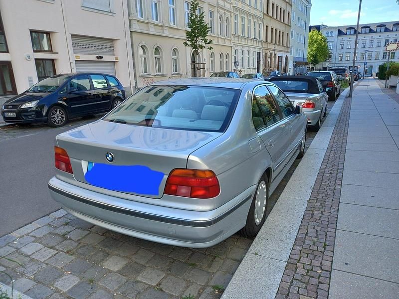 Silber Gebraucht 1997 BMW 520 Sport Line Limousine | 6.300 € (Etwas zu teuer) - Bild 1/4