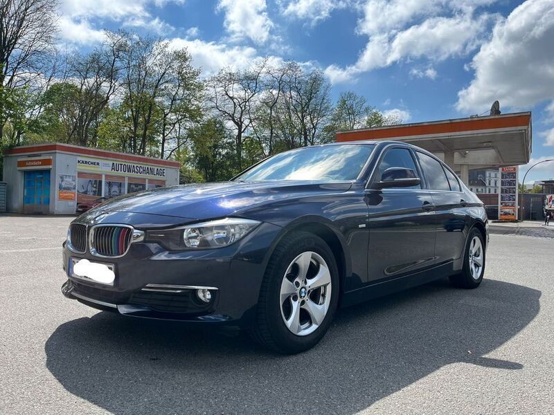 Blau Gebraucht 2013 BMW 320 Luxury Line Limousine | 12.499 € (Fairer Preis) - Bild 1/4