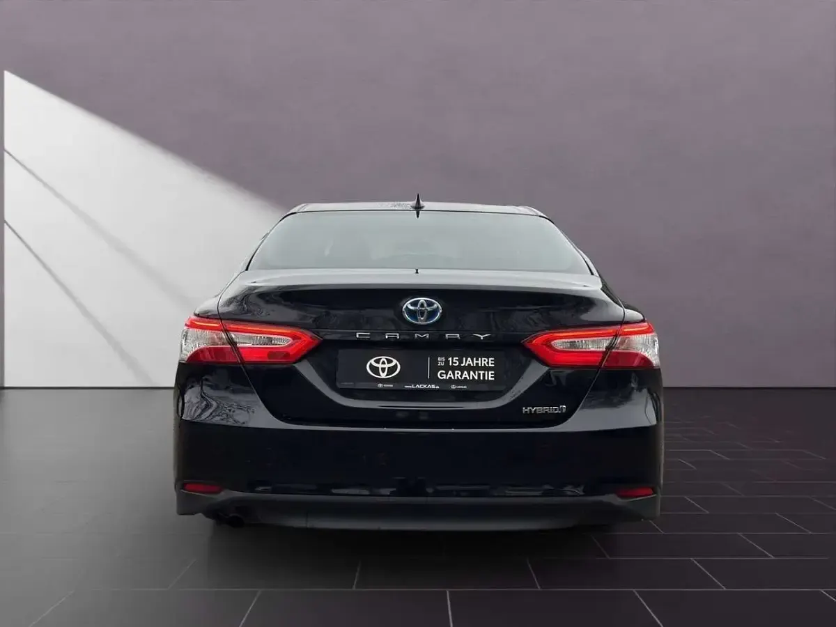 Gebraucht Toyota Camry Hybrid 178 PS (130 kW) 2021 Schwarz Limousine