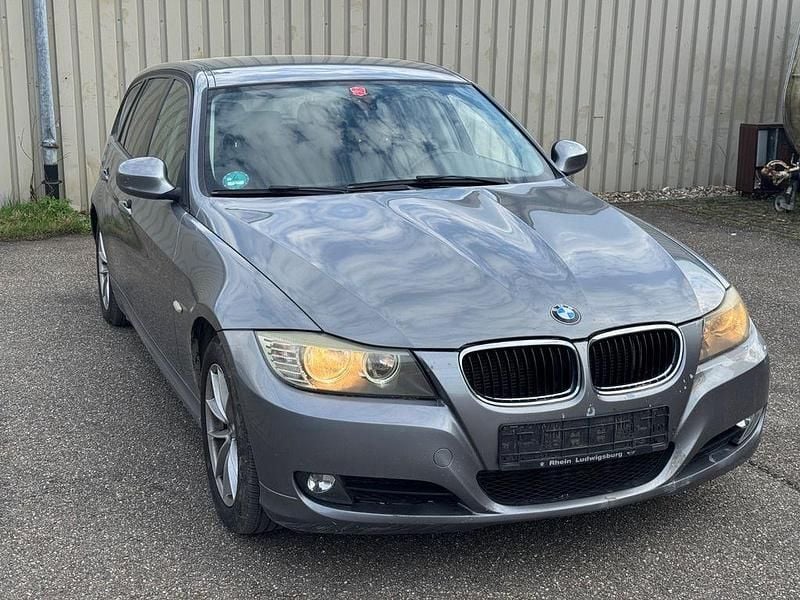 Gebraucht BMW 320 184 PS (135 kW) 2011 Grau Kombi