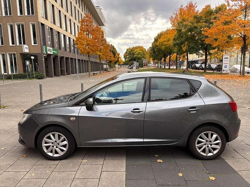 Grau Gebraucht 2013 Seat Ibiza Style Limousine | 3.850 € (Fairer Preis) - Bild 1/4