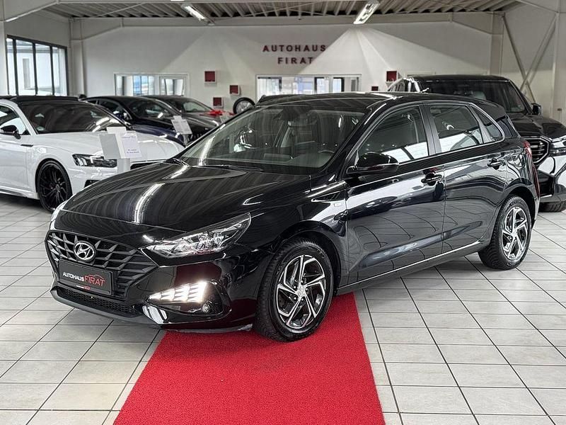 Schwarz Gebraucht 2023 Hyundai i30 Select Limousine | 16.849 € (Etwas zu teuer) - Bild 1/4