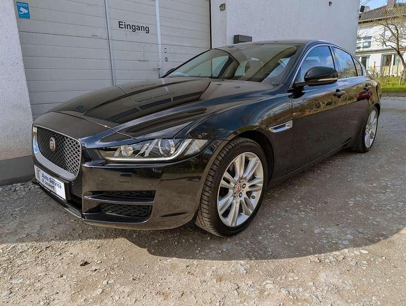 Gebraucht Jaguar XE 200 PS (147 kW) 2015 Celestial black/mariana black Limousine