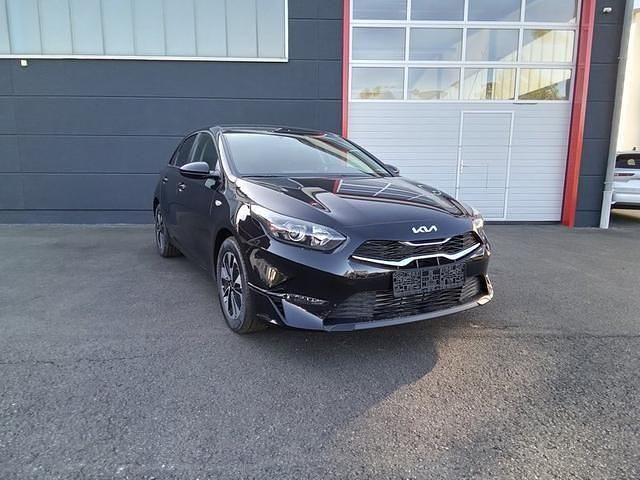 Yuka steel gray metalic / nedostupné pre gtline Neu 2025 Kia Ceed Silver Kleinwagen | 22.490 € (Fairer Preis) - Bild 1/1