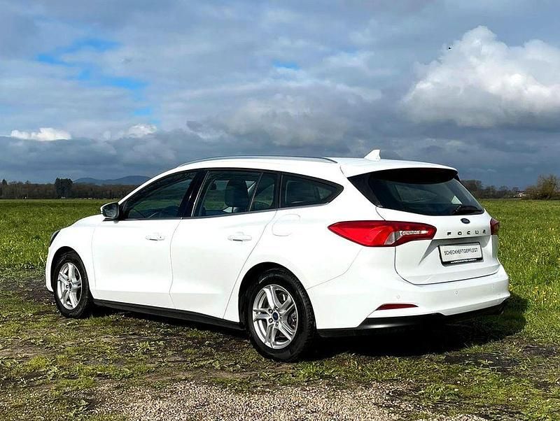 Gebraucht Ford Focus Cool & Connect 125 PS (91 kW) 2020 Weiß Limousine