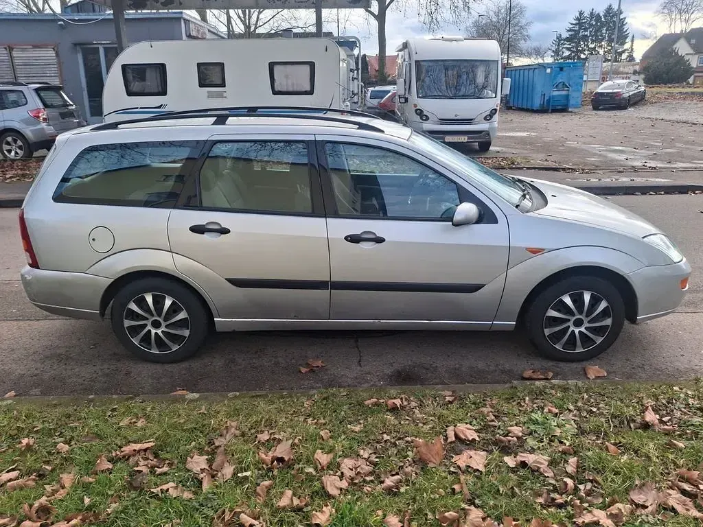 Brugt Ford Focus 101 HK (74 kW) 2000 Sølv Sedan