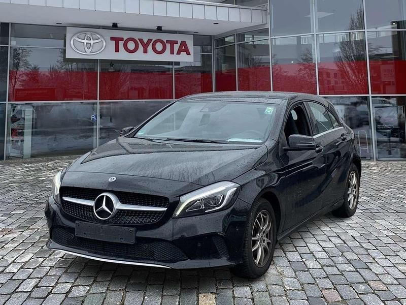 Nachtschwarz unilack Gebraucht 2017 Mercedes A180 Urban Limousine | 15.490 € (Fairer Preis) - Bild 1/4